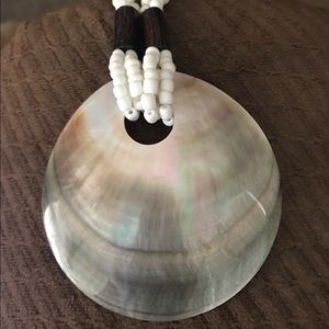 Shell necklace with twisted white beads